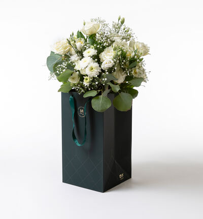 Overrekkelsebukett med hvite blomster medium Overrekkelsebukett med hvite blomster medium